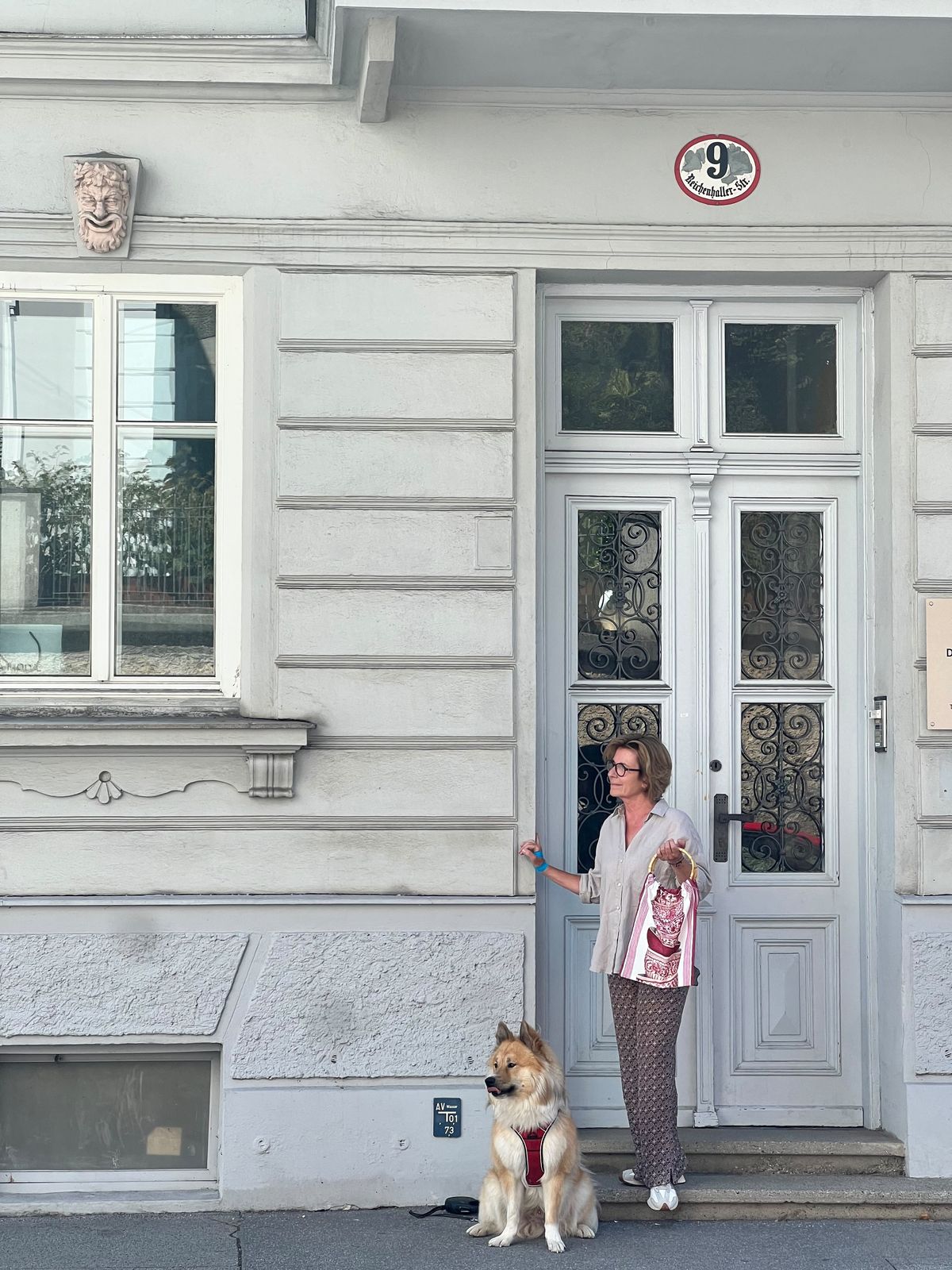 Eingang Reichenhaller Straße 9 mit Gabriela Fischer und ihrem Hund