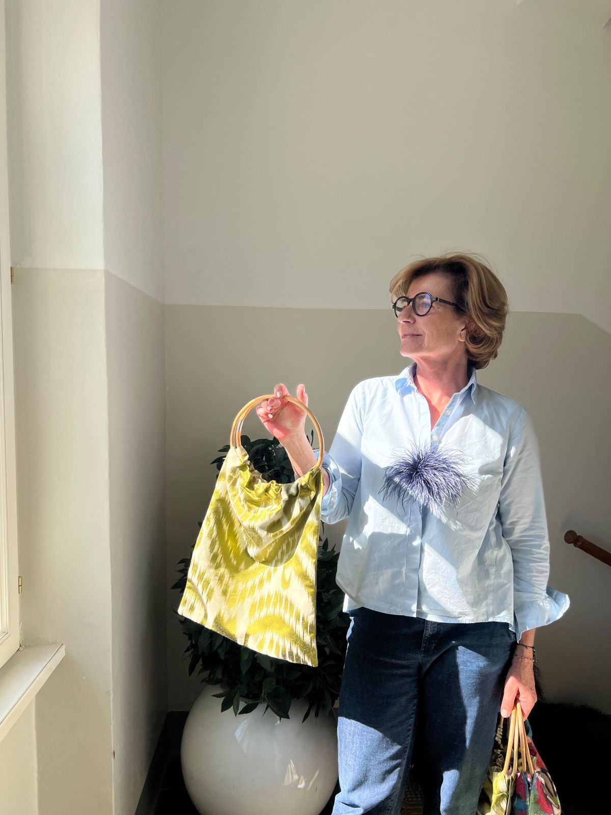 Gabriela Fischer mit einer Tasche aus gelbem Ikat-Stoff