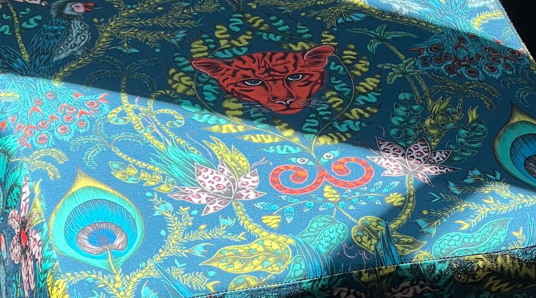 Bezugsstoff mit Leopard, Pfauenfedern und Lotusblüten in Petrol und Türkis